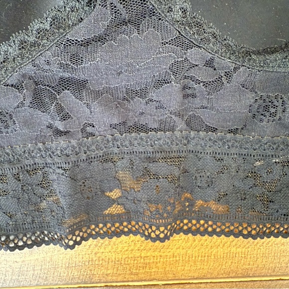 Victoria's Secret Women’s Black Lace Bralette with Padding Size Small NWOT - Picture 2 of 3
